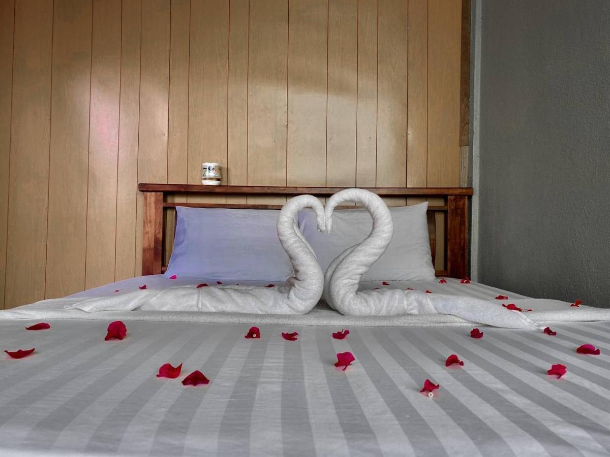 Perhentian Hazipah Hotel Kampong Pasir Hantu Exterior foto